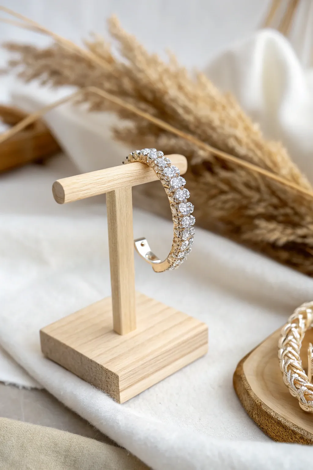 Add a touch of sparkle with this stunning ear cuff — effortlessly chic and commitment-free!