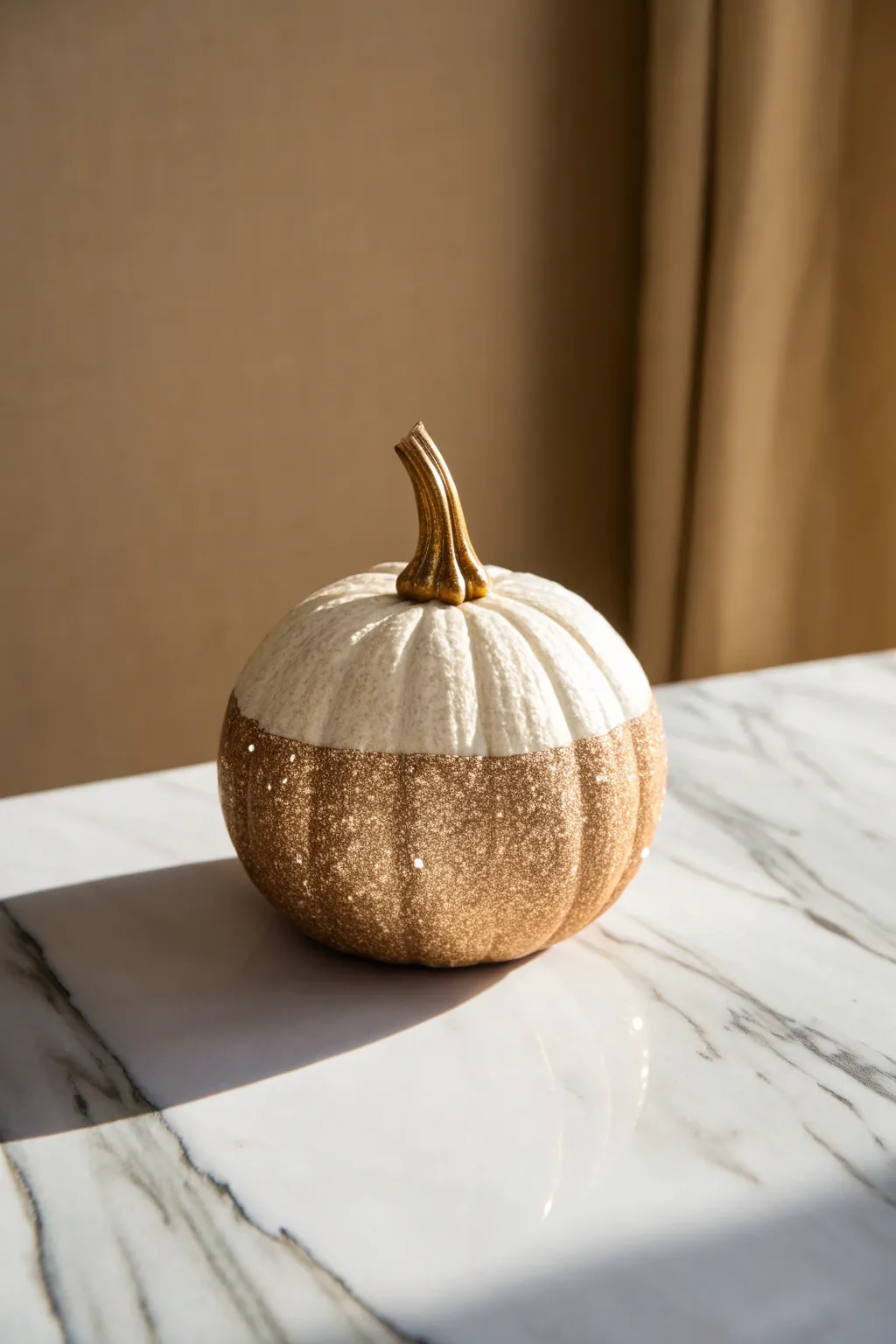 Add a touch of glamour to your table with this glittery gourd centerpiece. Perfect for those who appreciate the blend of minimalism and boho elegance.