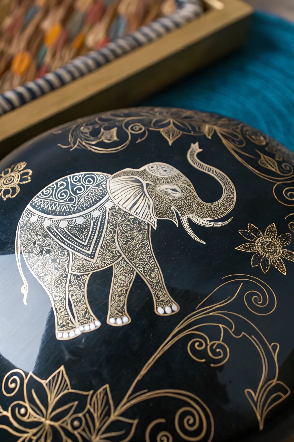 Discover the elegance of the Animal Kingdom in scratch art, where simplicity meets bold beauty.