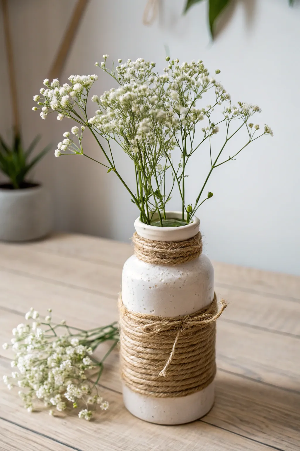Upcycle with style: Transform a spice jar into a charming vase for Mother's Day.
