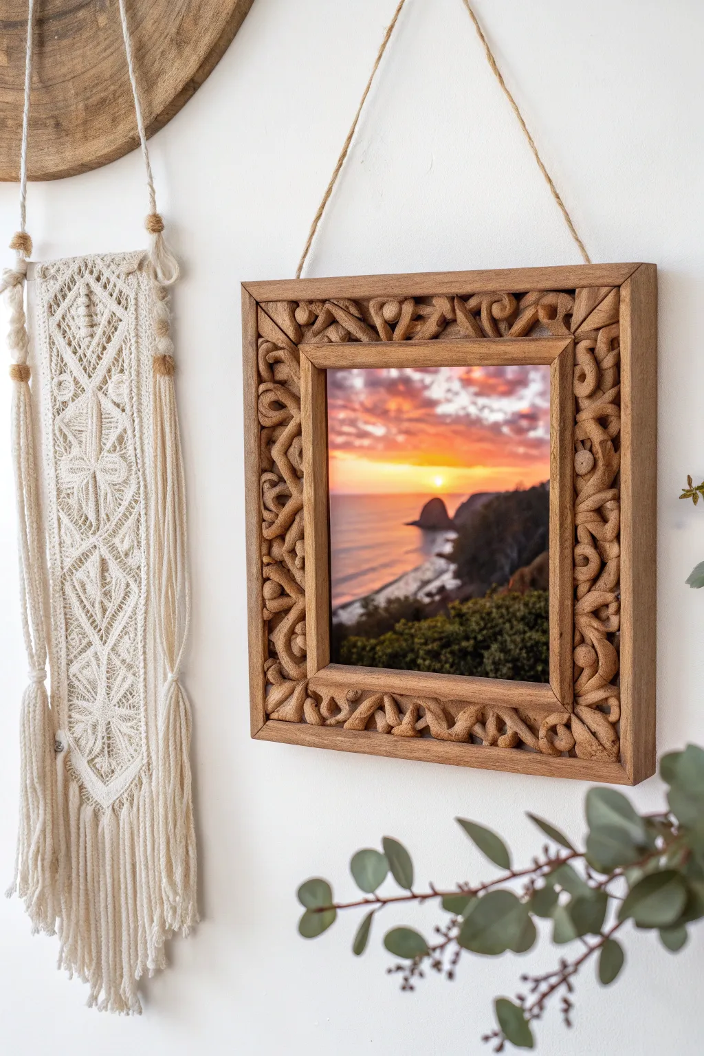 Capture your adventures with elegance and simplicity. Frame your journey.