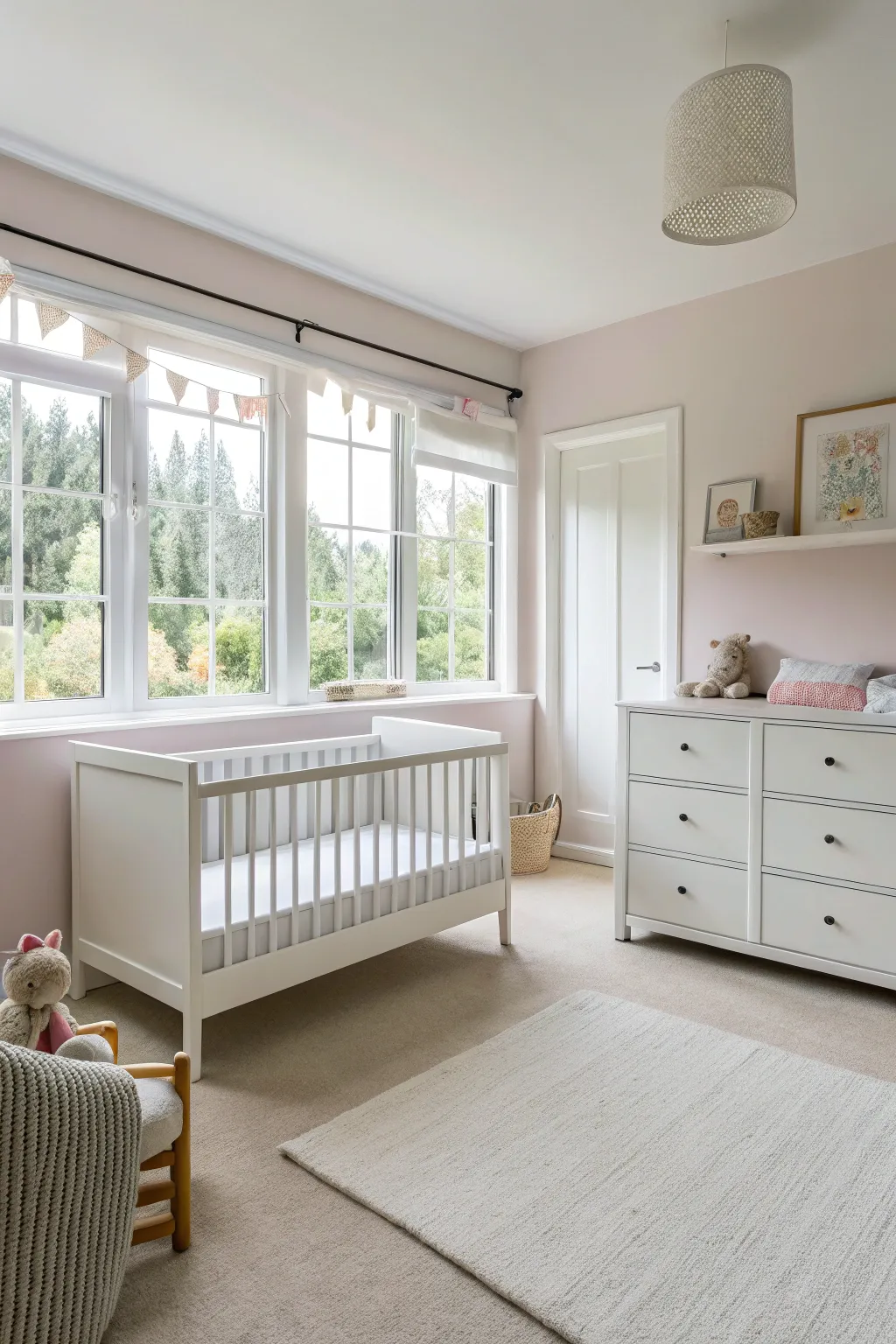 Minimalist design for a chic and functional nursery.