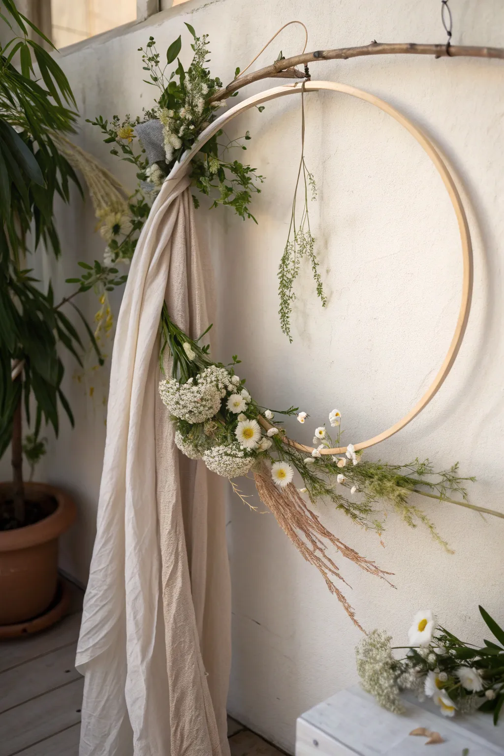 Capture moments with a touch of elegance: a handcrafted floral and fabric hoop backdrop for your special occasions.
