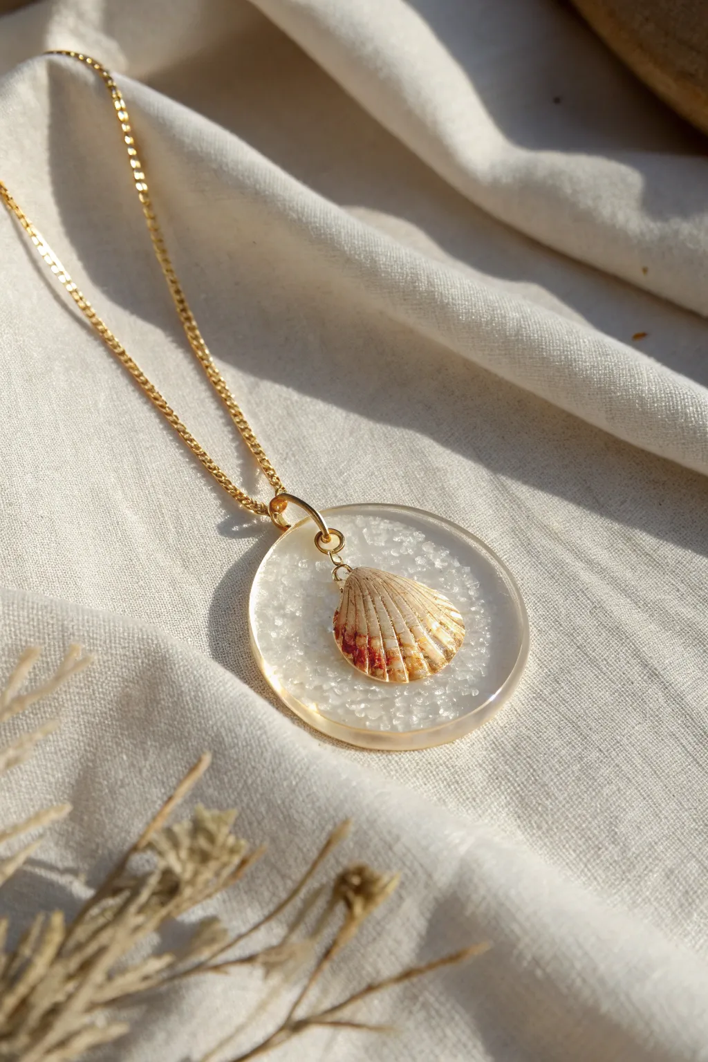Capture memories in style with this exquisite resin seashell pendant – where simplicity meets sentimental beauty.