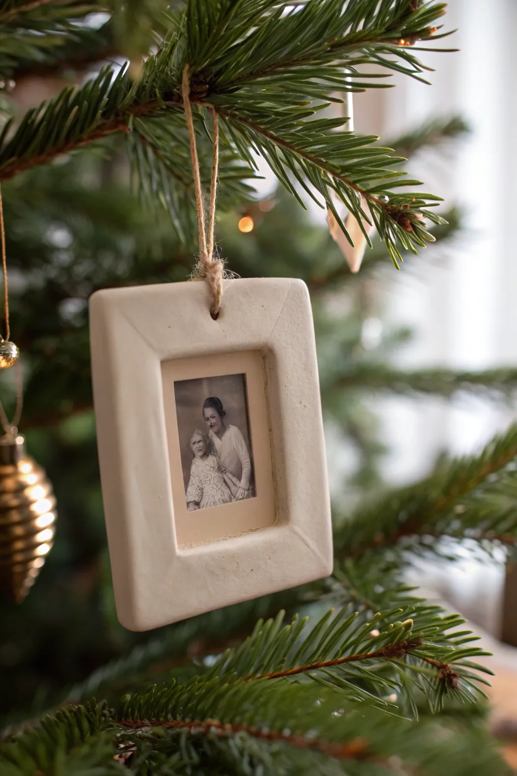 Capture cherished memories with minimalist clay photo frame ornaments, perfect for adding a personal touch to your tree.