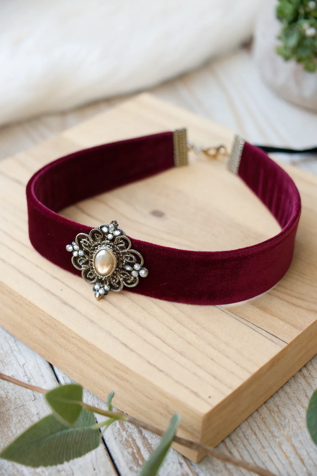 Embrace vintage elegance with this exquisite velvet choker, a perfect blend of timeless charm and modern minimalism.