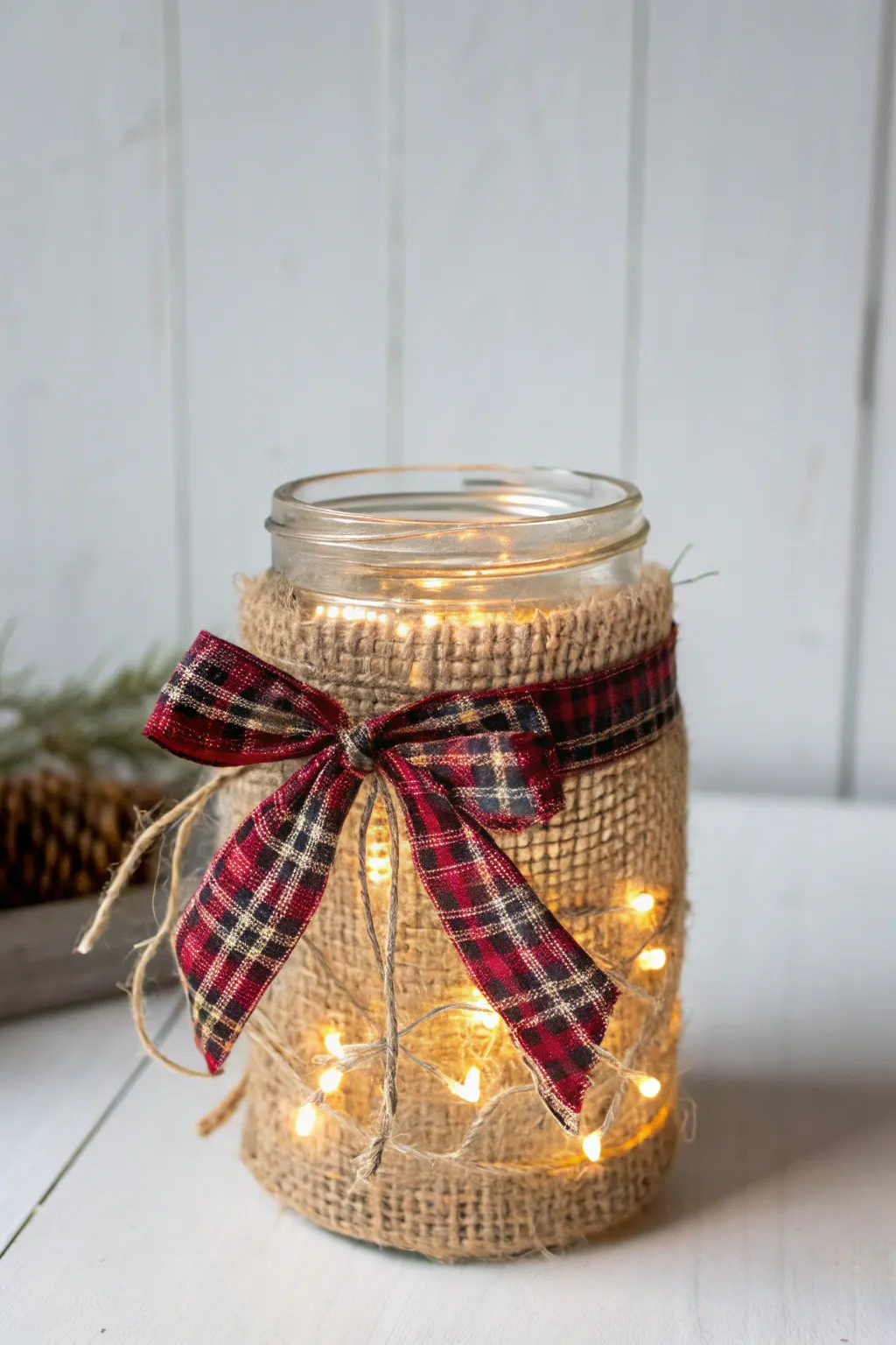 Embrace the cozy charm of rustic elegance with this burlap-wrapped mason jar ornament.