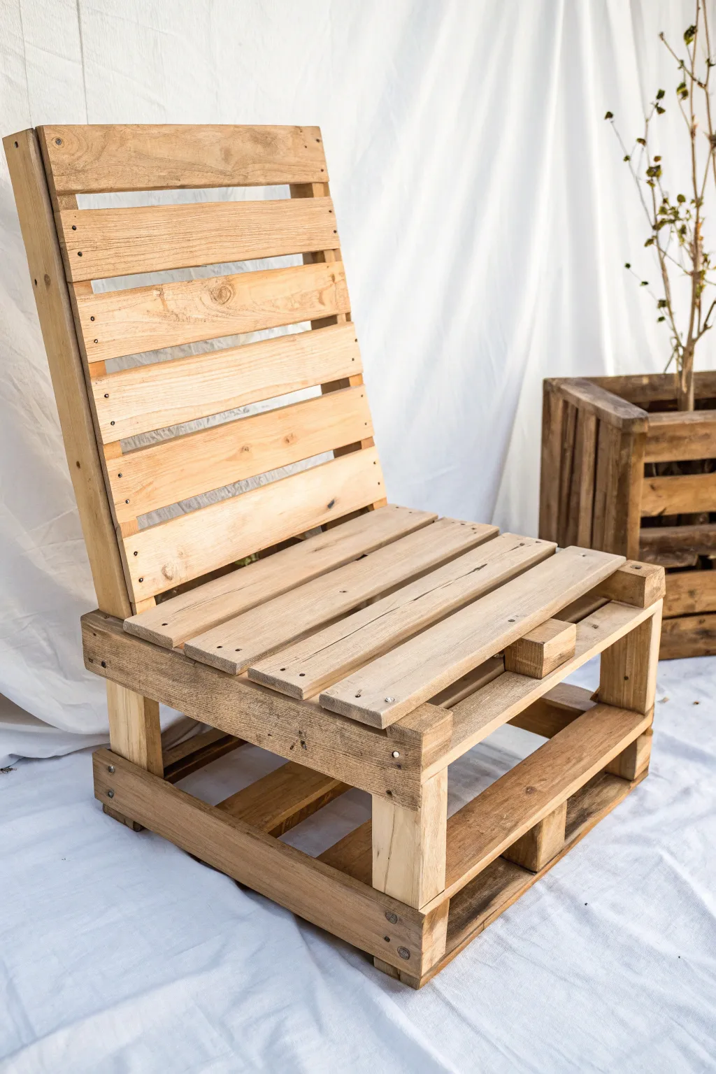 Embrace simplicity with this elegant minimalist pallet chair, where craftsmanship meets understated beauty.