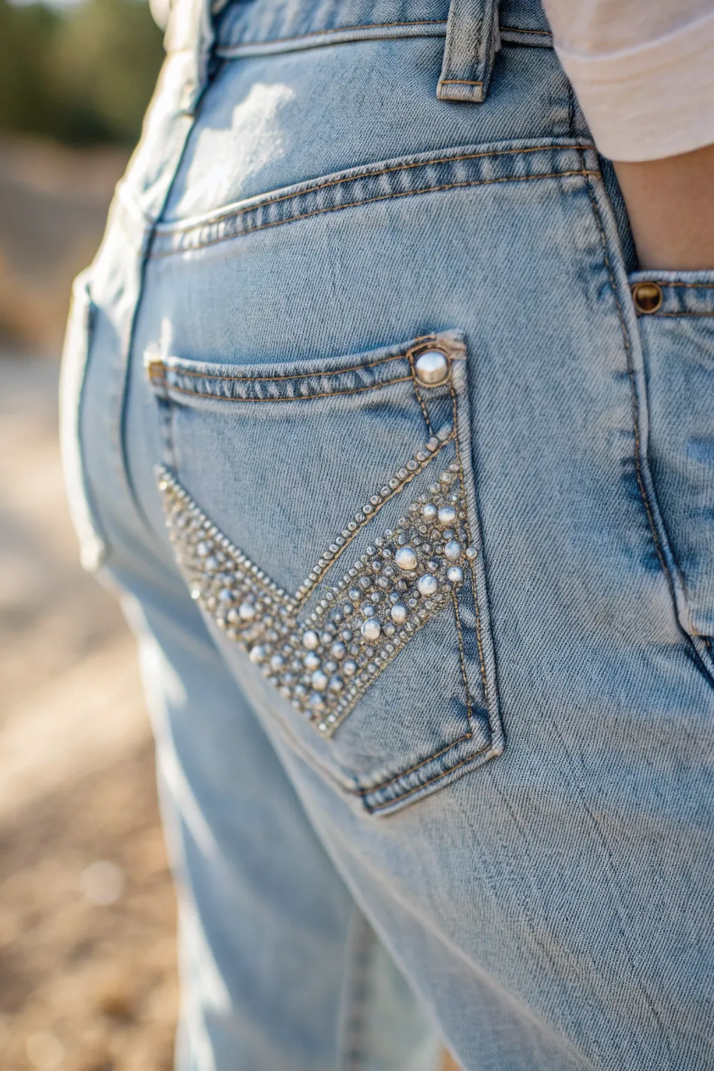 Discover the hidden sparkle in your jeans with rhinestone-lined pockets—where minimalism meets a touch of glam!
