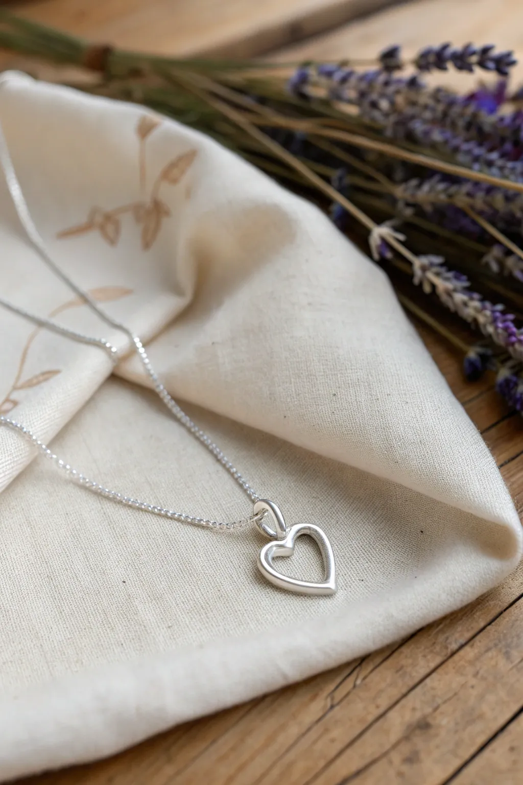 Embrace subtle elegance with this minimalist heart necklace, where simplicity meets heartfelt beauty.