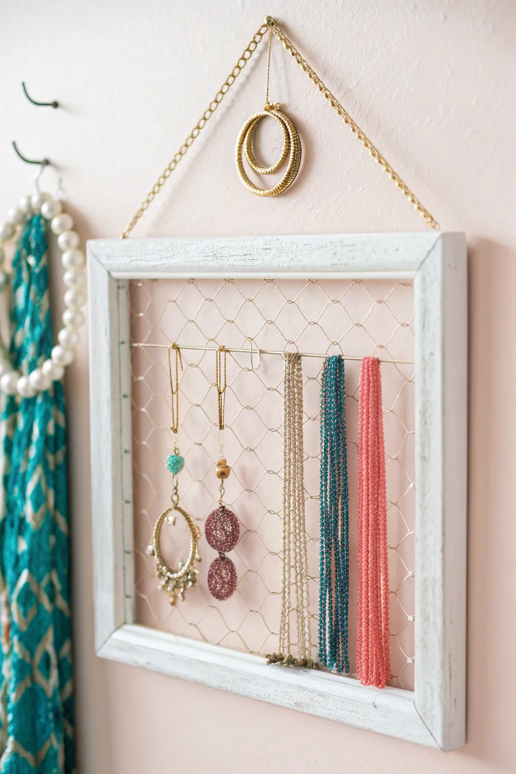 Keep your jewelry tangle-free and on display with this charming DIY hanging organizer – a perfect blend of minimalist design and bohemian flair.