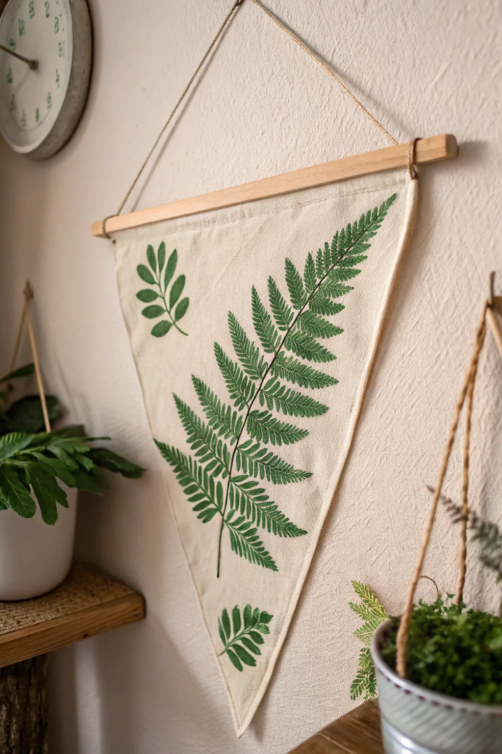 Bring the outdoors in with this beautifully crafted fern pennant, perfect for adding a touch of nature to your minimalist decor.