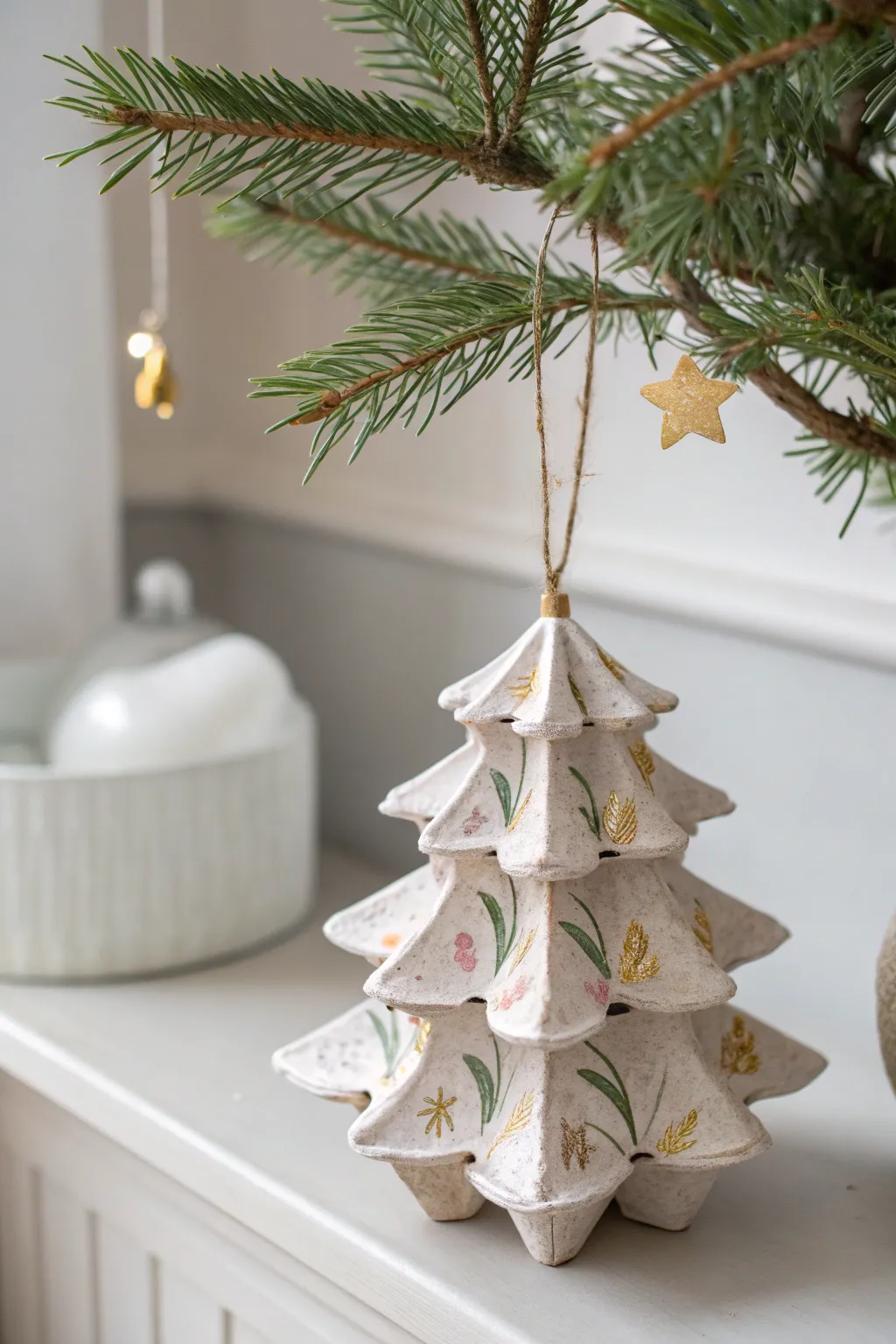 Transform ordinary into extraordinary: Discover the beauty of upcycled holiday decor.