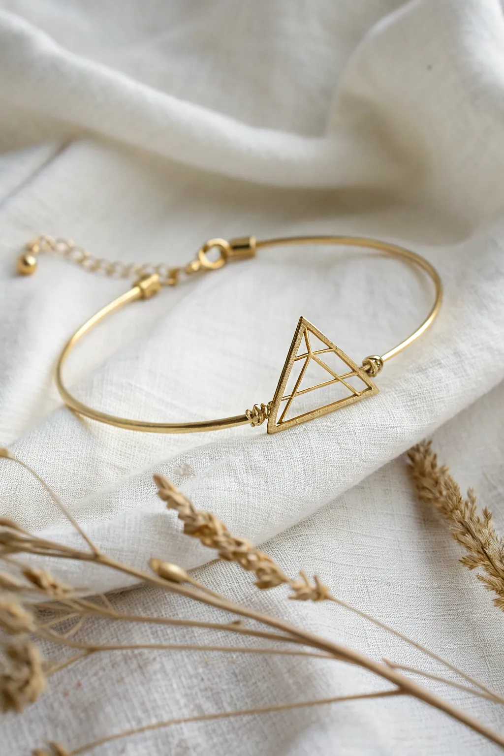 Elevate your style with this stunning geometric wire bracelet – where simplicity meets modern artistry.