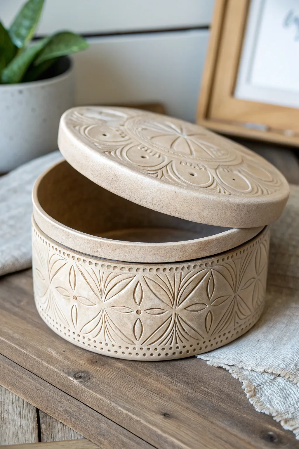 Discover the art of surprise with this minimalist ceramic box, where functionality meets hidden beauty.