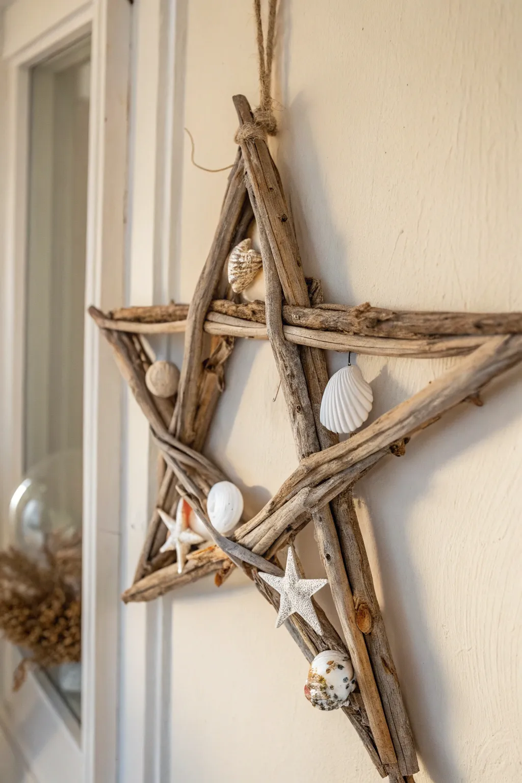 Bring the beach home with this serene seashell star wreath, a perfect blend of minimalist elegance and boho flair.