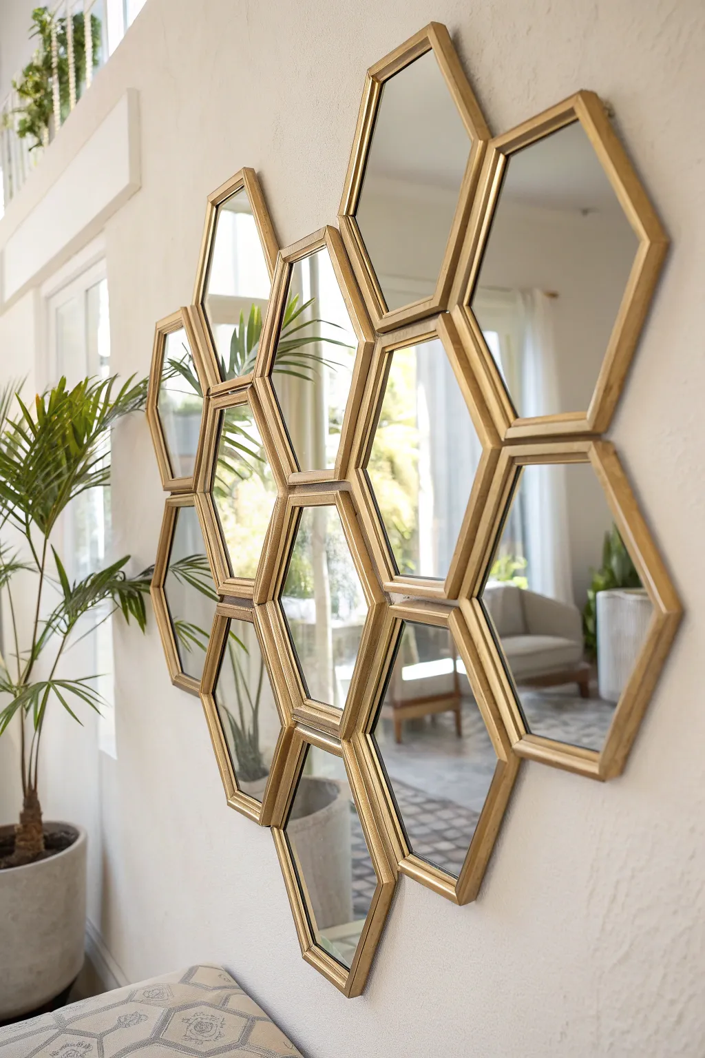 Transform small spaces with hexagonal mirrors in a chic tessellation pattern. Discover the magic of light and space!