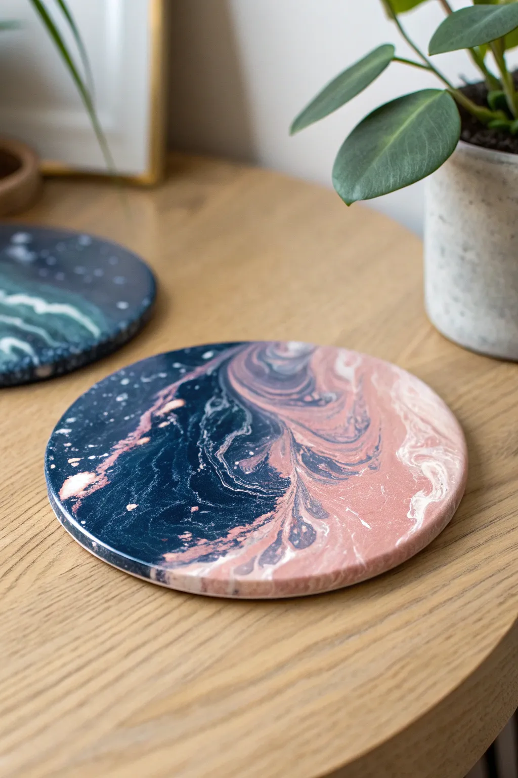 Discover the art of marbling with this stunning resin coaster—where elegance meets craftsmanship.