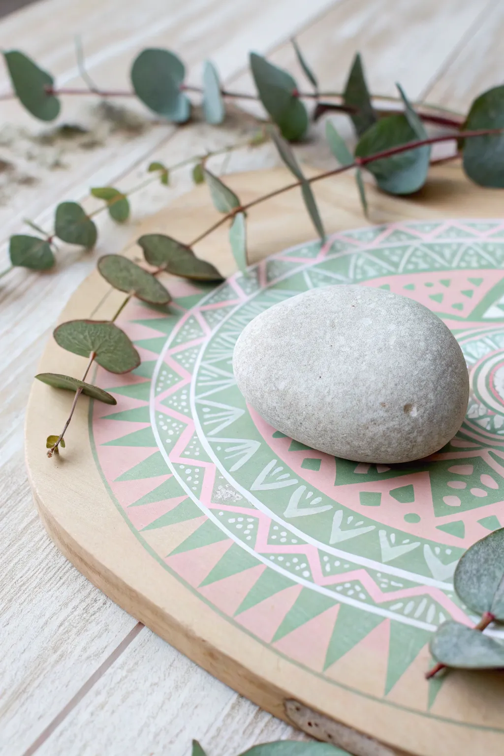 Celebrate Mother's Day with a modern twist! Discover the art of geometric rock painting and add a touch of Scandinavian elegance to your gift.